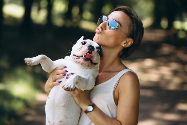 Frau mit ihrer französischen Bulldogge des Haustieres