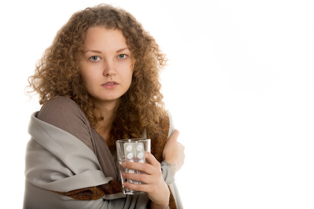 Frau mit Kälte und einem Glas