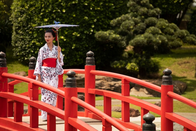 Kostenloses Foto frau mit kimono und wagasa-regenschirm