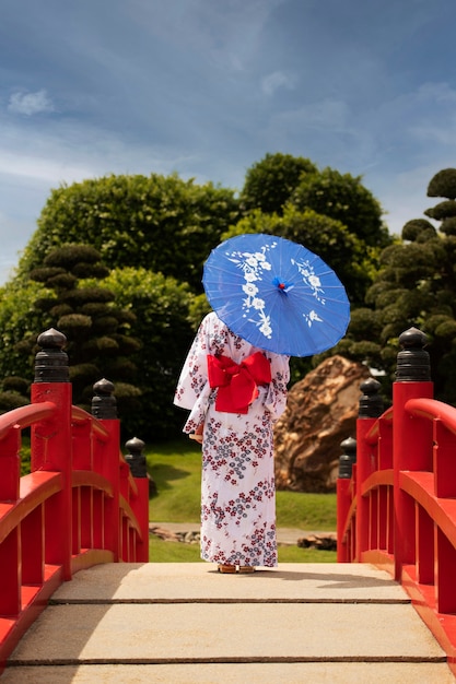 Kostenloses Foto frau mit kimono und wagasa-regenschirm