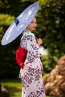 Kostenloses Foto frau mit kimono und wagasa-regenschirm