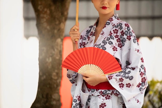 Kostenloses Foto frau mit kimono und wagasa-regenschirm