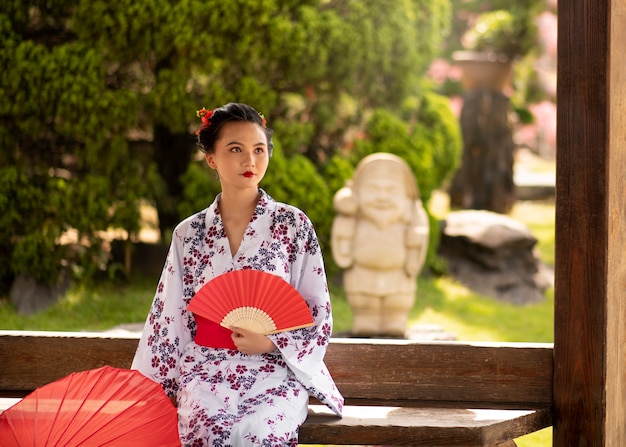 Kostenloses Foto frau mit kimono und wagasa-regenschirm