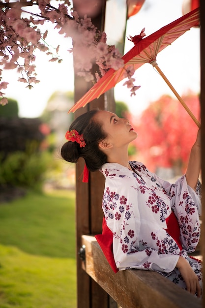 Frau mit Kimono und Wagasa-Regenschirm