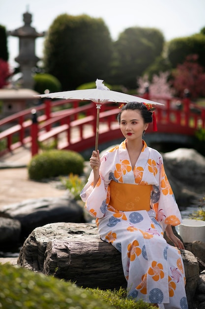 Kostenloses Foto frau mit kimono und wagasa-regenschirm