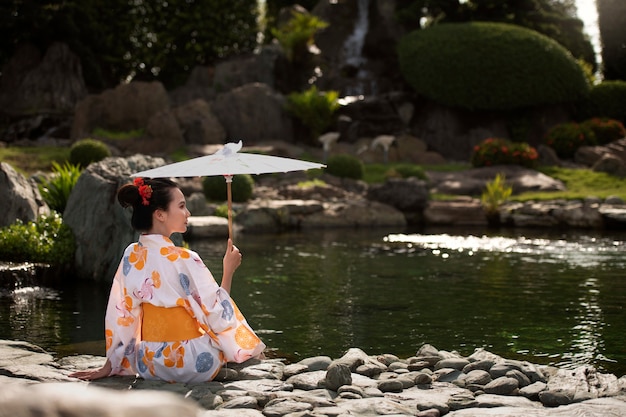 Frau mit Kimono und Wagasa-Regenschirm