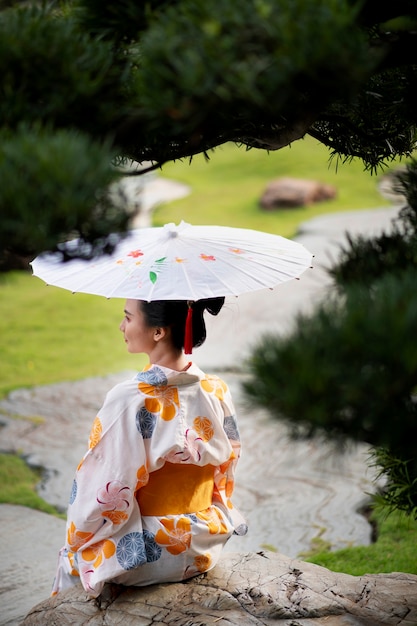 Frau mit Kimono und Wagasa-Regenschirm