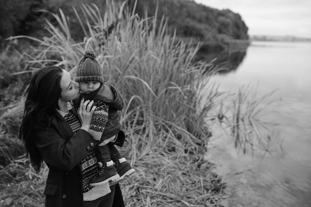 Frau mit Kind am Teich