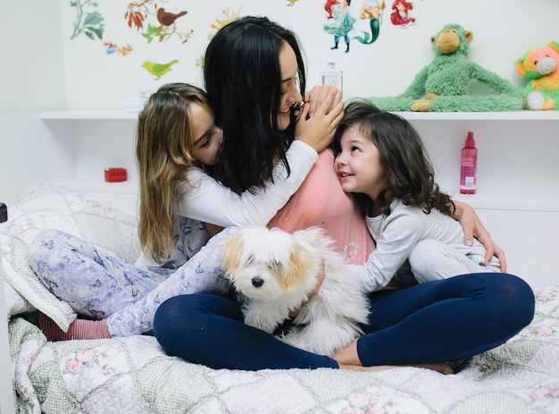 Frau mit Kindern auf dem Bett