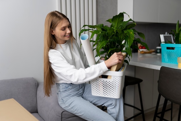 Kostenloses Foto frau mit kiste mit habseligkeiten