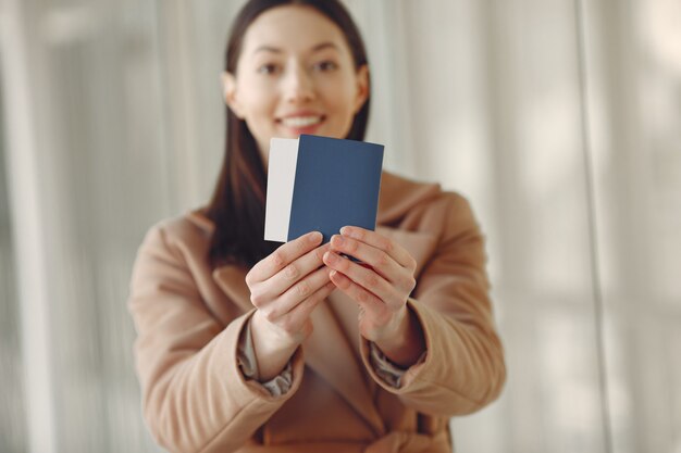 Frau mit Koffer am Flughafen