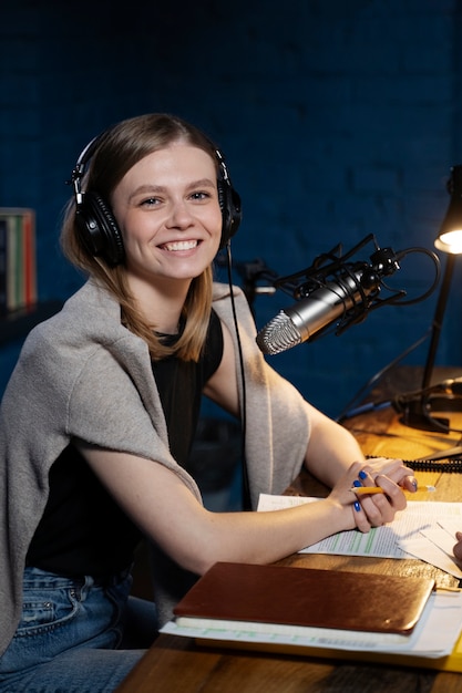 Frau mit Kopfhörern, die einen Podcast laufen lässt