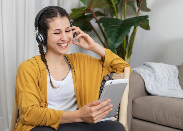 Frau mit Kopfhörern, die Musik hören