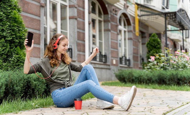 Frau mit Kopfhörern tanzen