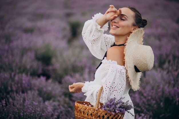 Kostenloses Foto frau mit korb, der lavendel sammelt