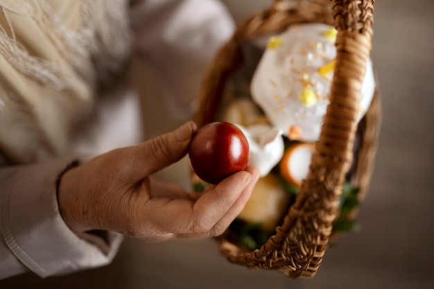 Kostenloses Foto frau mit korb in der kirche mit essen zur feier der griechischen ostern