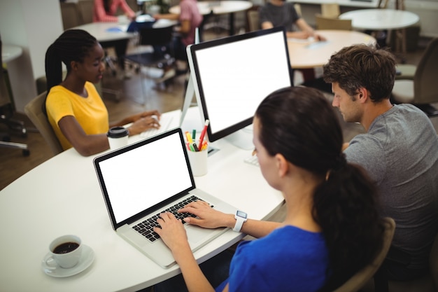 Frau mit Laptop an ihrem Schreibtisch