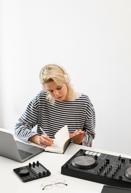 Frau mit Laptop, der von zu Hause aus arbeitet