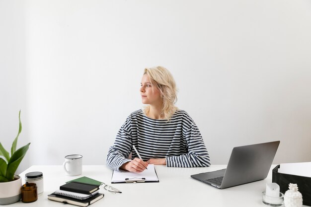 Frau mit Laptop, der von zu Hause aus arbeitet