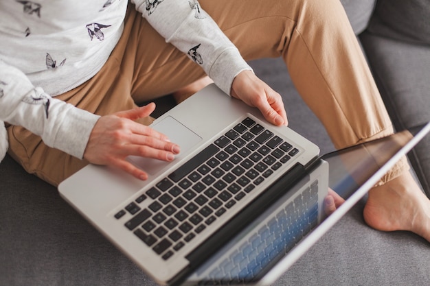 Frau mit Laptop Draufsicht