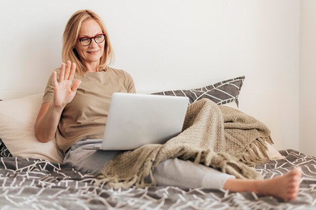 Frau mit Laptop in Quarantäne