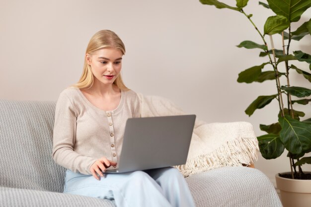 Frau mit Laptop mittlerer Schuss