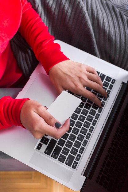 Frau mit Laptop und Karte