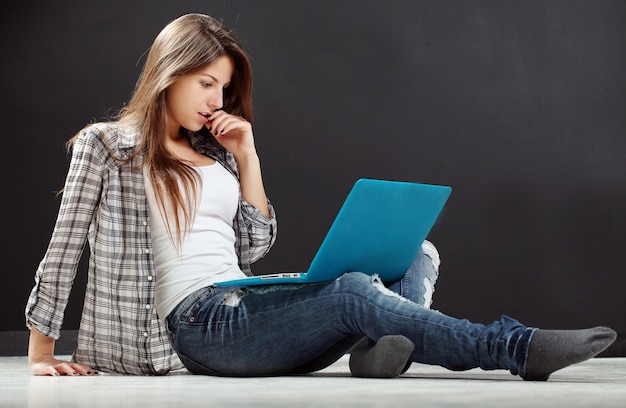 Frau mit Laptop