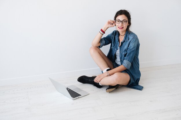 Frau mit Laptop