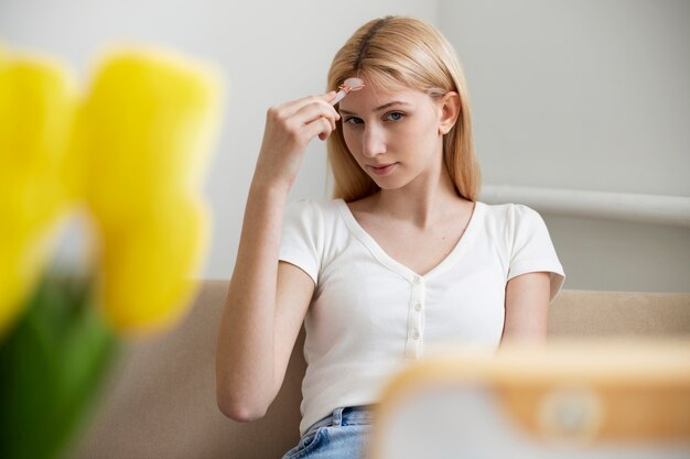 Frau mit laufendem Gua-Sha-Gesichtsverfahren