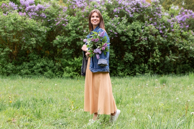 Frau mit lila Blumenstrauß