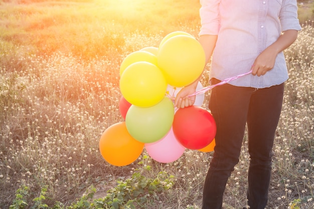 Kostenloses Foto frau mit luftballons