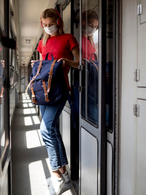 Frau mit Maske, die Musik hört