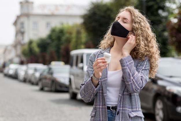 Frau mit Maske im Freien