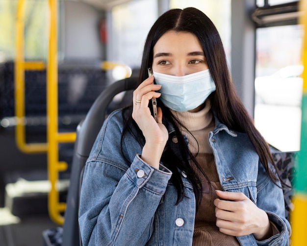 Kostenloses Foto frau mit maske telefoniert