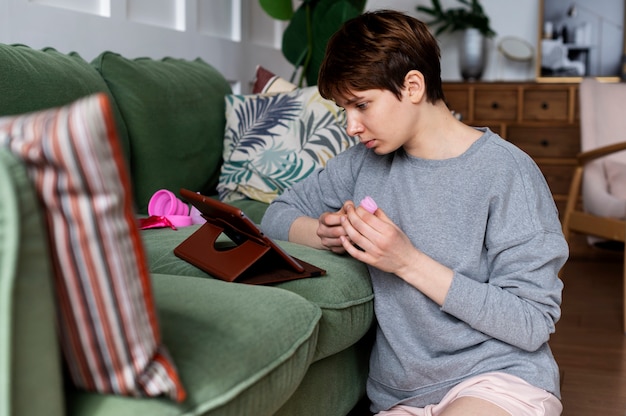 Frau mit Menstruationstasse mittlerer Schuss