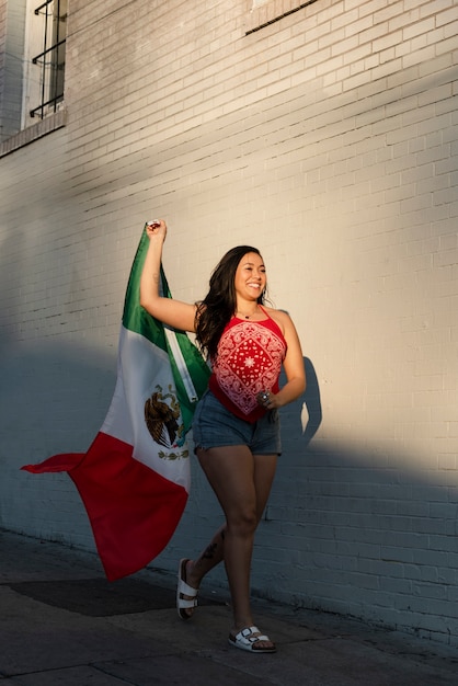 Frau mit mexikanischer Flagge auf der Straße