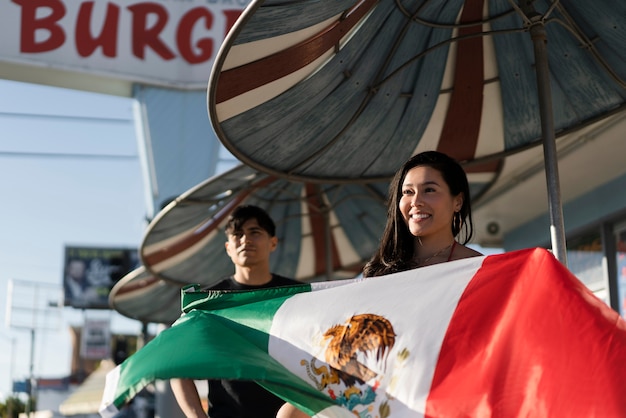 Frau mit mexikanischer Flagge auf der Straße