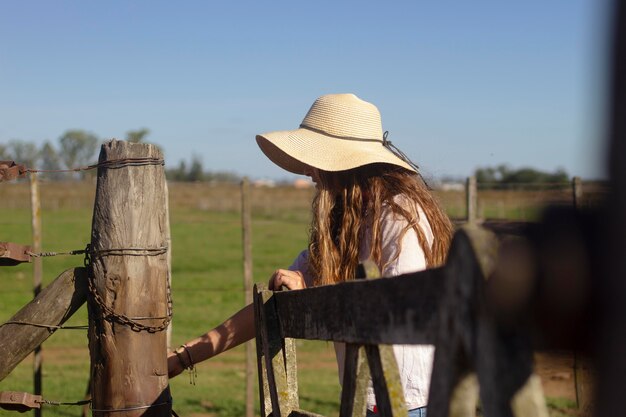 Frau mit mittlerem Schuss auf der Farm