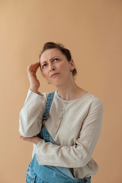Frau mit mittlerem Schuss denkt