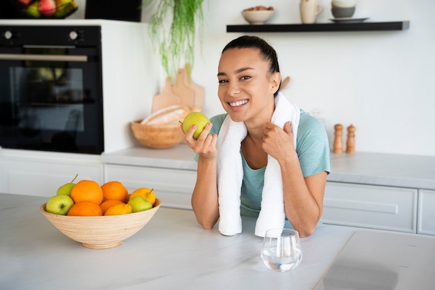 Kostenloses Foto frau mit mittlerem schuss, die apfel hält holding