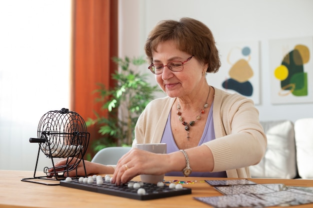 Frau mit mittlerem Schuss, die Bingo spielt