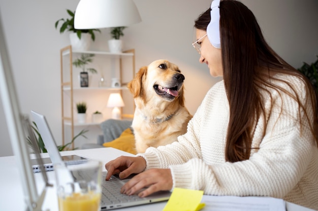 Frau mit mittlerem Schuss, die Hund anschaut