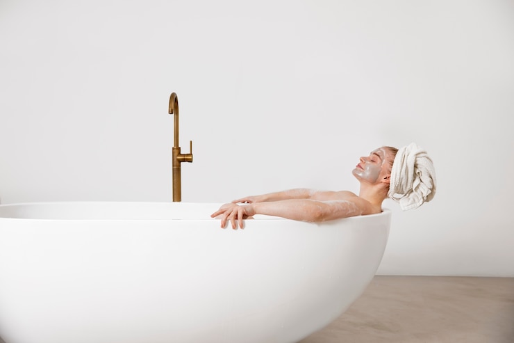 Kostenlose Foto frau mit mittlerem schuss, die in der badewanne liegt