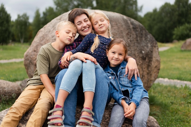 Frau mit mittlerem Schuss, die Kinder hält