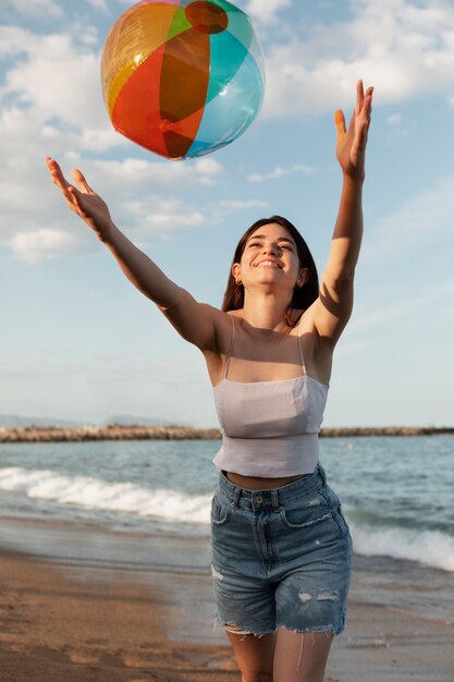 Frau mit mittlerem Schuss, die mit Ball spielt playing