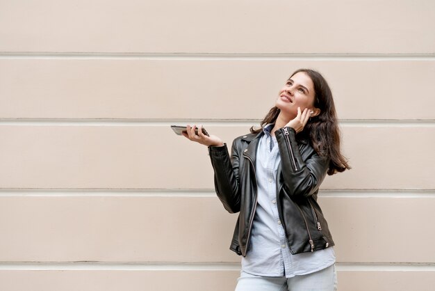 Frau mit mittlerem Schuss, die Smartphone hält