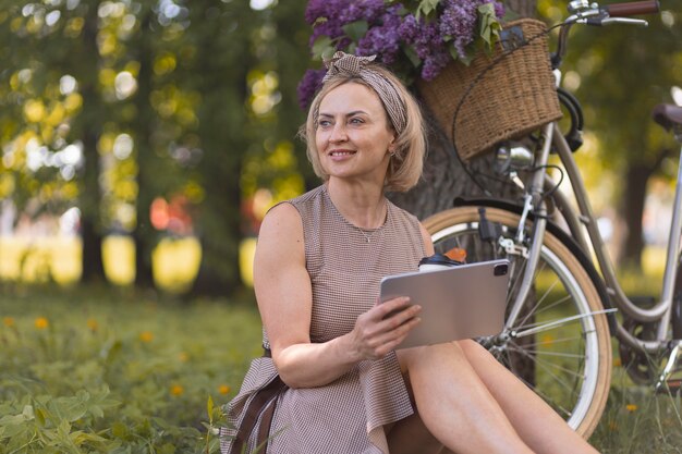 Frau mit mittlerem Schuss, die Tablette hält