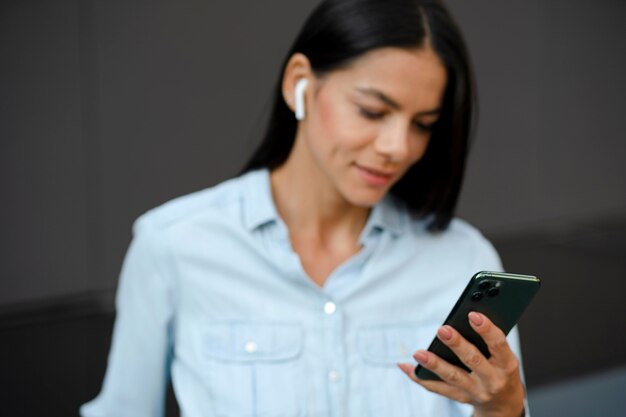 Kostenloses Foto frau mit mittlerem schuss, die telefon hält