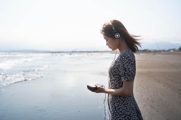 Frau mit mittlerer Aufnahme am Strand